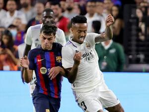 Pedro "Pedri" González #8 of Barcelona and Éder Militão #3 of Real Madrid vie for the ball during their preseason friendly match at Allegiant Stadium on July 23, 2022 in Las Vegas, Nevada. Barcelona defeated Real Madrid 1-0. Ethan Miller/Getty Images/AFP (Photo by Ethan Miller / GETTY IMAGES NORTH AMERICA / Getty Images via AFP)