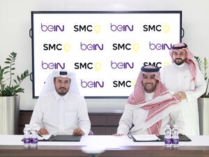 السيّد محمد السبيعي، الرئيس التنفيذي لـ beIN الشرق الأوسط وشمال أفريقيا، والسيد محمد بن عبدالإله الخريجي، رئيس مجلس إدارة شركة SMC. (المصدر: مجموعة بي إن الإعلامية)