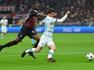 AC Milan's British defender Fikayo Tomori (L) fights for the ball with Chelsea's English midfielder Mason Mount during the UEFA Champions League group E, football match between AC Milan and Chelsea, at the San Siro stadium, in Milan, on October 11, 2022. (Photo by Alberto PIZZOLI / AFP)