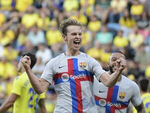 Barcelona's Dutch midfielder Frenkie De Jong celebrates after scoring his team's first goal during the Spanish league football match between Cadiz CF and FC Barcelona at the Nuevo Mirandilla stadium in Cadiz, on September 10, 2022. (Photo by CRISTINA QUICLER / AFP)