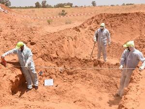 انتشال جثث من مقبرة جماعية