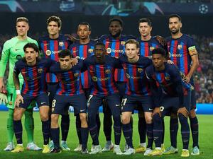 Barcelona players pose for a group picture before the start of the UEFA Champions League 1st round day 5, Group C football match between FC Barcelona and FC Bayern Munich at the Camp Nou stadium in Barcelona on October 26, 2022. (Photo by Pau BARRENA / AFP)