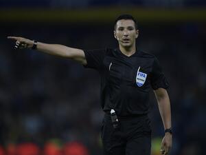 Peruvian referee Kevin Ortega gestures during a South American qualification football match between Argentina and Venezuela for the FIFA World Cup Qatar 2022 at La Bombonera stadium in Buenos Aires on March 25, 2022. (Photo by JUAN MABROMATA / AFP)