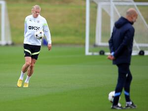 Manchester City's Norwegian striker Erling Haaland (L) attends a team training session at Manchester City training ground in Manchester on October 24, 2022, on the eve of their UEFA Champions League group G football match against Dortmund. (Photo by Lindsey Parnaby / AFP)