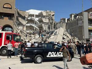 انهيار مبنى مكون من 4 طوابق بساكنيه 