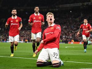 Manchester United's Scottish midfielder Scott McTominay (C) celebrates after scoring their late goal during the UEFA Europa League Group E football match between Manchester United and Omonoia Nicosia, at Old Trafford stadium, in Manchester, north-west England, on October 13, 2022. Man Utd won the game 1-0. (Photo by Oli SCARFF / AFP)