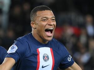 Paris Saint-Germain's French forward Kylian Mbappe celebrates after scoring a goal during the French L1 football match between Paris Saint-Germain (PSG) and OGC Nice at The Parc des Princes Stadium in Paris on October 1, 2022. (Photo by FRANCK FIFE / AFP)