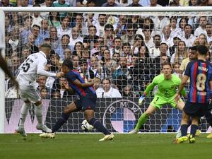Real Madrid's Uruguayan midfielder Federico Valverde (L) scores his team's second goal during the Spanish League football match between Real Madrid CF and FC Barcelona at the Santiago Bernabeu stadium on October 16, 2022. (Photo by PIERRE-PHILIPPE MARCOU / AFP)