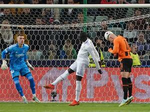 Shakhtar Donetsk's Ukrainian forward Oleksandr Zubkov (R) scores the 1-0 goal as Real Madrid's Ukrainian goalkeeper Andriy Lunin (L) and Real Madrid's French defender Ferland Mendy try to stop him during the UEFA Champions League group F football match Shakhtar Donetsk vs Real Madrid in Warsaw, Poland, on October 11, 2022. (Photo by JANEK SKARZYNSKI / AFP)