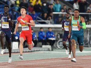 Paulo Andre Camilo de Oliveira of Brazil (R) competes with Liang Jinsheng of China (C) and Mouhamadou Fall of France (L) during the men's 4x100 metres relay final at the IAAF World Relays athletics event at Nissan Stadium in Yokohama on May 12, 2019. / AFP / Kazuhiro NOGI