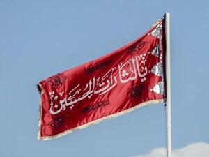 راية القصاص الحمراء على قباب مساجد إيران
