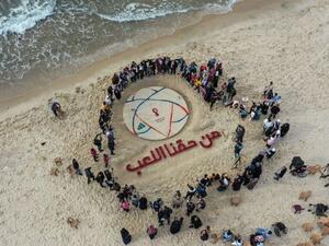 لوحة رملية تذكر العالم بحق أطفال غزة باللعب