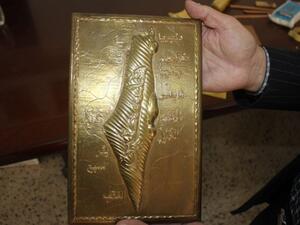 أردني يُبدع بتشكيل لوحات عبر ضغط النحاس