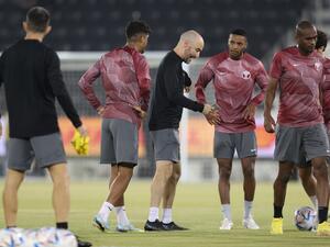 قطر في مهمة صعبة للعبور من المجموعة الأولى (المصدر: أ ف ب)