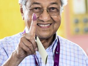  “مهاتير محمد” (97 عاماً) 