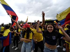 اطلق مشجعو الإكوادور هتاافات  باللغة الإسبانية "نريد بيرة" ليحتفلو بالفوز على الدولة المضيفة  2-0  