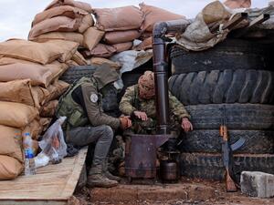 "الجيش الوطني السوري" المدعوم من تركيا يستعدون على طول موقع محصن مؤقت بالقرب من اعزاز في شمال محافظة حلب