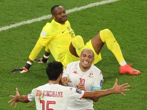 Tunisia's forward #10 Wahbi Khazri (C) celebrates with Tunisia's midfielder #15 Mohamed Ali Ben Romdhane after scoring his team's first goal past France's goalkeeper #16 Steve Mandanda during the Qatar 2022 World Cup Group D football match between Tunisia and France at the Education City Stadium in Al-Rayyan, west of Doha on November 30, 2022. (Photo by Adrian DENNIS / AFP)
