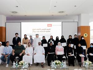 الرئيس الأعلى لجامعة الإمارات يلتقي بالطلبة الفائزين في الفصل الدراسي الثاني 2021 - 2022 م