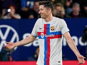 Barcelona's Polish forward Robert Lewandowski reacts as he is expulsed from the pitch after receiving a second yellow card during the Spanish league football match between CA Osasuna and FC Barcelona at El Sadar stadium in Pamplona on November 8, 2022. (Photo by CESAR MANSO / AFP)