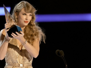 Taylor Swift makes history at the AMAs
