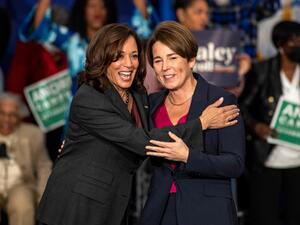 النائبة المثلية في الكونغرس الاميركي Maura Healey  مع نائبة ببايدن  Kamala Harris