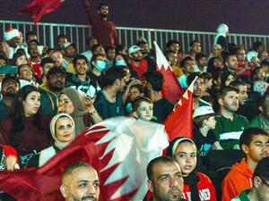 مشجعو كرة القدم وعائلاتهم يستمتعون بمشاهدة بث مباريات كأس العالم عبر شاشات العرض في حديقة الأكسجين التابعة لمؤسسة قطر