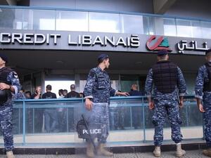 عناصر من الامن اللبناني أمام بنك الاعتماد في بيروت