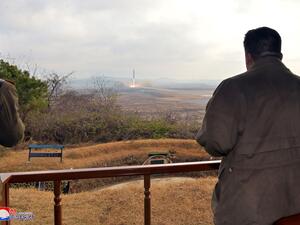 كيم جونغ أون يشرف بشكل شخصي على عملية إطلاق صاروخ باليستي