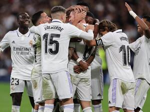 Real Madrid's German midfielder Toni Kroos (C) celebrates with teammates after scoring his team's second goal during the Spanish league football match between Real Madrid CF and Cadiz CF at the Santiago Bernabeu stadium in Madrid on November 10, 2022. (Photo by Pierre-Philippe Marcou / AFP)