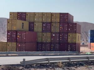 حاويات مكدسة في ميناء العقبة الاردني - الصورة عن موقع رؤيا