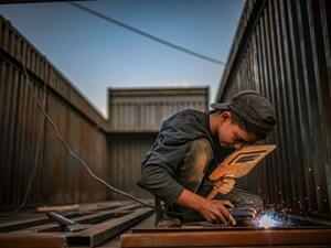 سوريا.. صراع البقاء يبدد الأحلام الدراسية للأطفال