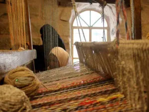 الحياكة بالنول في الأردن.. تراث يصارع التكنولوجيا