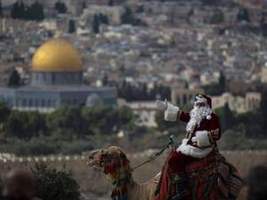 بابا نويل بالقدس ينشر السعادة على ظهر جمل