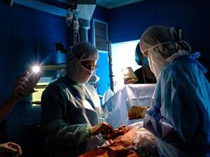 عملية جراحية على ضوء الهاتف