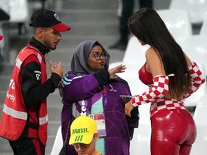 مسؤولي الامن القطري الذين طلبو منها الاحتشام 