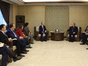 فيصل المقداد خلال استقباله غير بيدرسن في دمشق