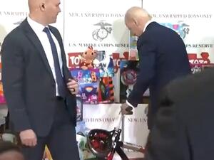 بايدن يركب دراجة أطفال ويكسر مقودها