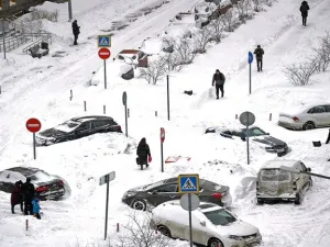موسكو.. تأجيل 50 رحلة بسبب عاصفة ثلجية