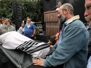 متطرفون يشيعون المتشدد Haim Drukmanحاييم دوركمان الذي دعا لقتل الاطفال الفلسطينيين