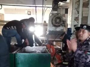 محاولة إنقاذ الشاب من داخل معصرة الزيتون