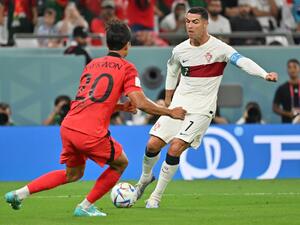 South Korea's defender #20 Kwon Kyung-won (L) fights for the ball with Portugal's forward #07 Cristiano Ronaldo during the Qatar 2022 World Cup Group H football match between South Korea and Portugal at the Education City Stadium in Al-Rayyan, west of Doha on December 2, 2022. (Photo by JUNG Yeon-je / AFP)