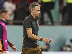 Spain's coach #00 Luis Enrique (R) reacts after losing the penalty shoot-out during the Qatar 2022 World Cup round of 16 football match between Morocco and Spain at the Education City Stadium in Al-Rayyan, west of Doha on December 6, 2022. (Photo by KARIM JAAFAR / AFP)