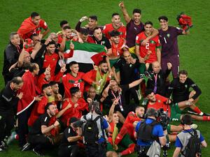 لاعبو منتخب المغرب يرفعوت علم فلسطين بعد تخطي إسبانيا (المصدر: أ ف ب)