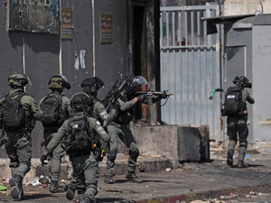 Israeli soldiers on a raid 