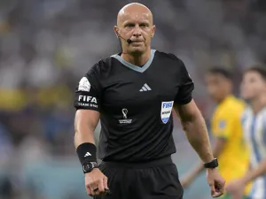 Polish referee Szymon Marciniak officiates during the Qatar 2022 World Cup round of 16 football match between Argentina and Australia at the Ahmad Bin Ali Stadium in Al-Rayyan, west of Doha on December 3, 2022. (Photo by JUAN MABROMATA / AFP)