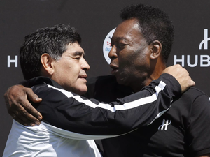  Late Argentinian football legend Diego Maradona (L) Pele (R)