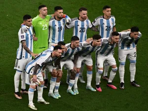 pose for a team picture before the start of the Qatar 2022 World Cup final football match between Argentina and France at Lusail Stadium in Lusail, north of Doha on December 18, 2022. (Photo by Jewel SAMAD / AFP)
