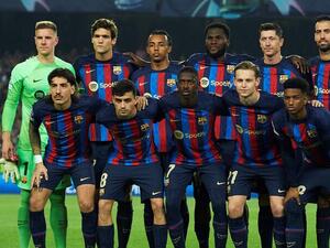 Barcelona's players pose for a group picture before the start of the UEFA Champions League 1st round day 5, Group C football match between FC Barcelona and FC Bayern Munich at the Camp Nou stadium in Barcelona on October 26, 2022. (Photo by Pau BARRENA / AFP)