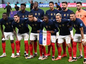 France's players pose for a team picture ahead of the Qatar 2022 World Cup semi-final football match between France and Morocco at the Al-Bayt Stadium in Al Khor, north of Doha on December 14, 2022. (Photo by Kirill KUDRYAVTSEV / AFP)
